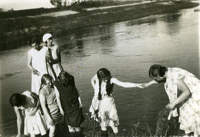 KKE 768.jpg - Nad Niewiażą. Od lewej na górze: pierwsza Łucja Kossarska, Poniewież, 1931 r.